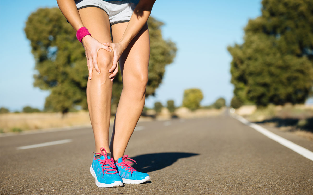 Pareja de adultos mayores caminando en el parque con buena postura y movilidad